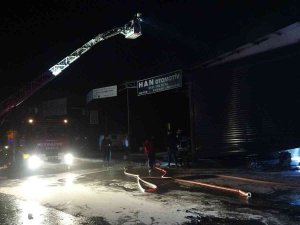 İ̇ki Oto Tamirci Dükkanında Çıkan Yangın Paniğe Sebep Oldu