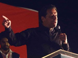 Pakistan’ın Eski Başbakanı Khan, Erken Seçim İçin Başkente Yürüyecek