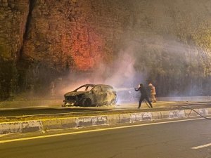 Mardin’de Seyir Halindeki Otomobil Alev Alev Yandı