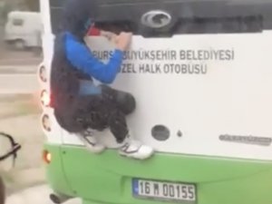 Bursa’da Otobüse Asılan Örümcek Çocuk Kameraya Yansıdı