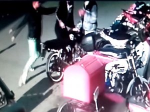 Motosikleti Fotoğraflayınca Birbirlerine Girdiler: Tamirci Faciayı Önledi