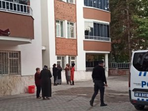 Balkondan Düşen Genç Hayatını Kaybetti