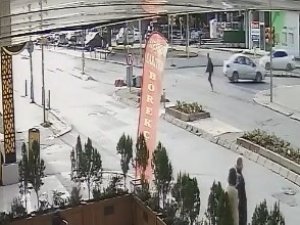Maltepe’de Kırmızı Işıkta Geçti, Motokuryeye Çarpıp Kaçtı