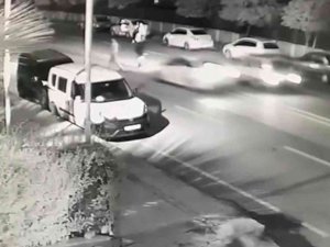 Yolun Karşısına Geçmek İsterken Otomobil Çarptı: Kaza Anı Kamerada