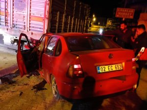 Tıra Çarpan Otomobil Sürücüsü Ağır Yaralandı
