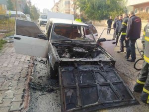 Seyir Halindeki Otomobil Alev Alev Yandı