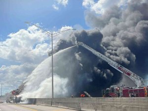 Abd’de Otoyolda Devrilen Tanker Alev Topuna Döndü