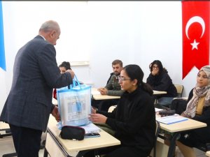 Başkan Akman’dan Üniversite Sınavına Hazırlanan Öğrencilere Kitap Desteği