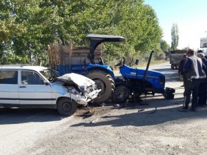 Tokat’ta 2 Kişinin Yaralandığı Kaza Anı Güvenlik Kamerasına Yansıdı