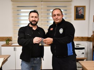 Sokakta Bulunan Altın Kolye Sahibine Teslim Edildi