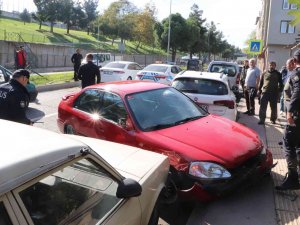 Direksiyon Hakimiyetini Kaybeden Sürücü Karşı Şeride Daldı: 2 Yaralı