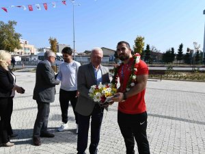 Dünya 3.’sü Milli Güreşçi Feyzullah Aktürk Davul-zurna İle Karşılandı