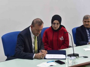 Ahlat Kanık Uygulamalı Bilimler Yüksekokulunda Burs Töreni