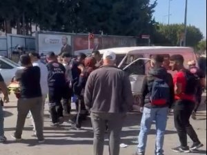 Antalya’da Otomobil İle Kamyonet Çarpıştı: 2 Yaralı