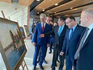 30 Yılda Çizdiği Resimleri Çalıştığı Adliyede Sergiledi