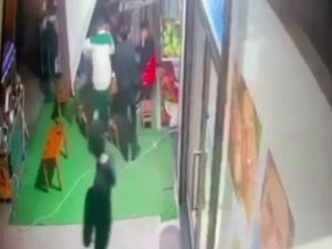 Esenyurt’ta İş Yeri Önünde Silahlı Saldırı Anı Kamerada
