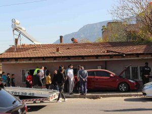 Virajı Alamayan Araç Önce Eve Ardından Direğe Çarptı