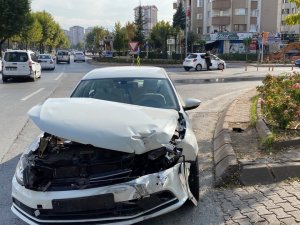 Otomobiller Çarpıştı: 2 Yaralı
