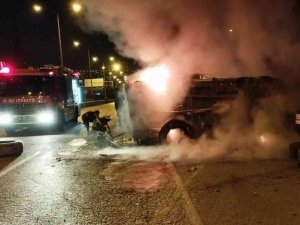 Takla Atıp Sürüklenen Kamyonet Yandı, Sürücüyü Polis Kurtardı