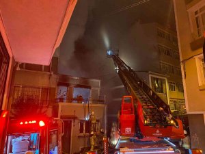 Beyoğlu’nda Metruk Binada Başlayan Yangın 5 Binaya Sıçradı, Yükselen Alevler Geceyi Aydınlattı