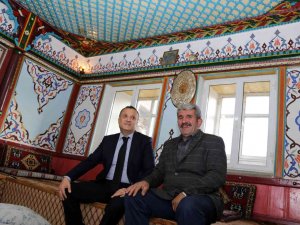 Vali Taşbilek Usta İle Çırağının 150 Yıl Önce Yaptığı Köy Odalarını Ziyaret Etti