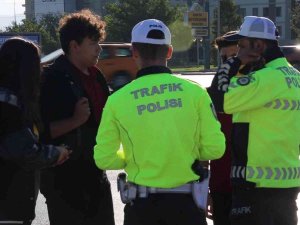 Konya’da Kırmızı Işık İhlali Yapan Yayalar Tek Tek Uyarıldı