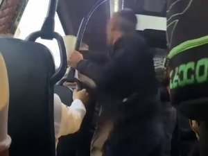 Minibüste Yüksek Sesle Müzik Dinlediler, Tepki Gelince Ortalığı Birbirine Kattılar