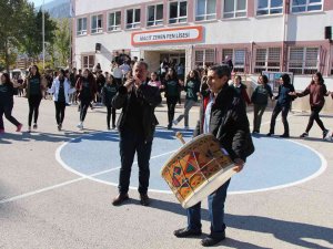 Liselilerden Okul Bahçesinde Davullu-zurnalı Halay Keyfi