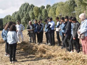 Öğrencilere Tarla Ve İşletmelerde Uygulamalı Eğitim