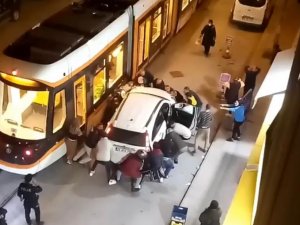 Sıkışan Motosiklet Sürücüsünü Kurtarmak İçin Cipi Böyle Kucakladılar