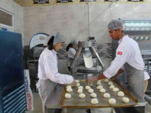 Fabrika Gibi Okul, Öğrenciler Her Gün 12 Bin Ekmek Üretiyor