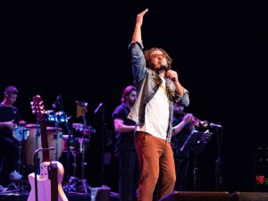 Şarkıcı Fettah Can Hatay’da Sahne Aldı