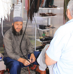 Rizeli Ayakkabı Boyacısı Ayakkabıları Matkap İle Parlatıyor