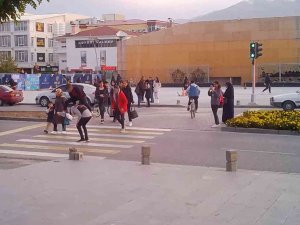 Yaya Geçidinde Tehlikeli Oyun: Birdirbir
