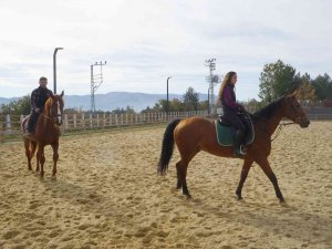 Kastamonu’daki Atlı Terapi Merkezi, Kış Mevsiminde Vatandaşlara Ata Binmenin Heyecanını Yaşatacak