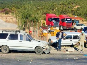 Kafa Kafaya Çarpışan Araçlardan Yara Almadan Kurtuldular