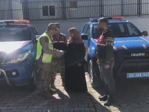 Jandarma 57 Yaşındaki Kadının Çalınan Parasını Bularak Kendisine Teslim Etti