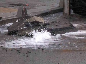 Bedaş Ekipleri Su Borusunu Patlattı, Mahalleli Susuz Kaldı