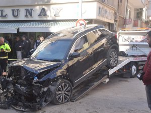 Ara Yoldan Hızla Çıkan Araç Önce Yayaya Sonra Müzeye Çarptı: 4 Yaralı