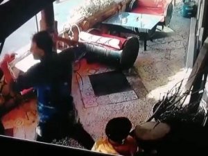 Çocuğunun Gözü Önünde Eşini Darp Etti
