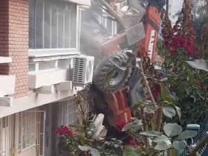 Yalova’da Kontrolden Çıkan İş Makinesi Apartmana Çarptı