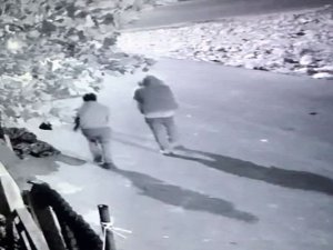 Arnavutköy’de Lüks Araçlı Tavuk Hırsızları Kamerada