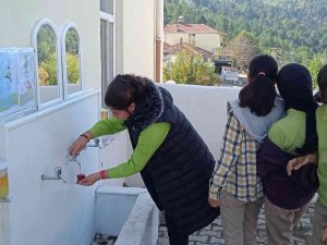 Öğrenciler Çeşmeden Meyve Suyu İçti