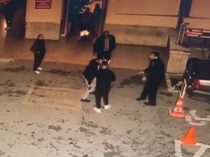 Hastane Önünde Güvenlik Görevlisine Silah Çekti, O Anlar Güvenlik Kamerasına Yansıdı