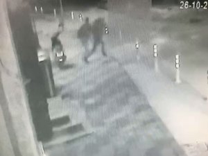 Ters Yöne Giren Hafif Ticari Aracın Altında Kalmaktan Son Anda Kurtuldular
