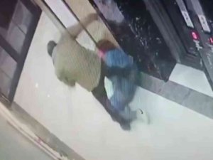 Pendik’te Baygınlık Geçiren Kadına Tekme Ve Yumruklarla Saldırı Kamerada