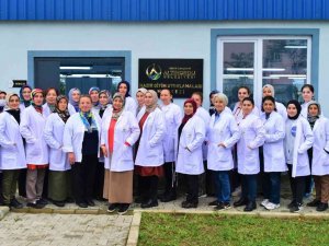 Kadınlar Bu Merkezde Tekstilin İnceliklerini Öğreniyor