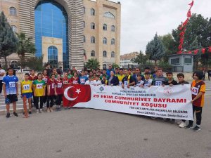 Cizre’de Öğrenciler Cumhuriyet İçin Koştu