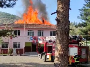 Öğrenciler Dersteyken Yangına Yakalandı