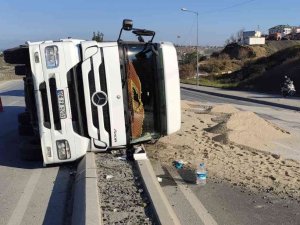 Sultangazi’de Tuz Yüklü Tır Yola Devrildi: 1 Yaralı